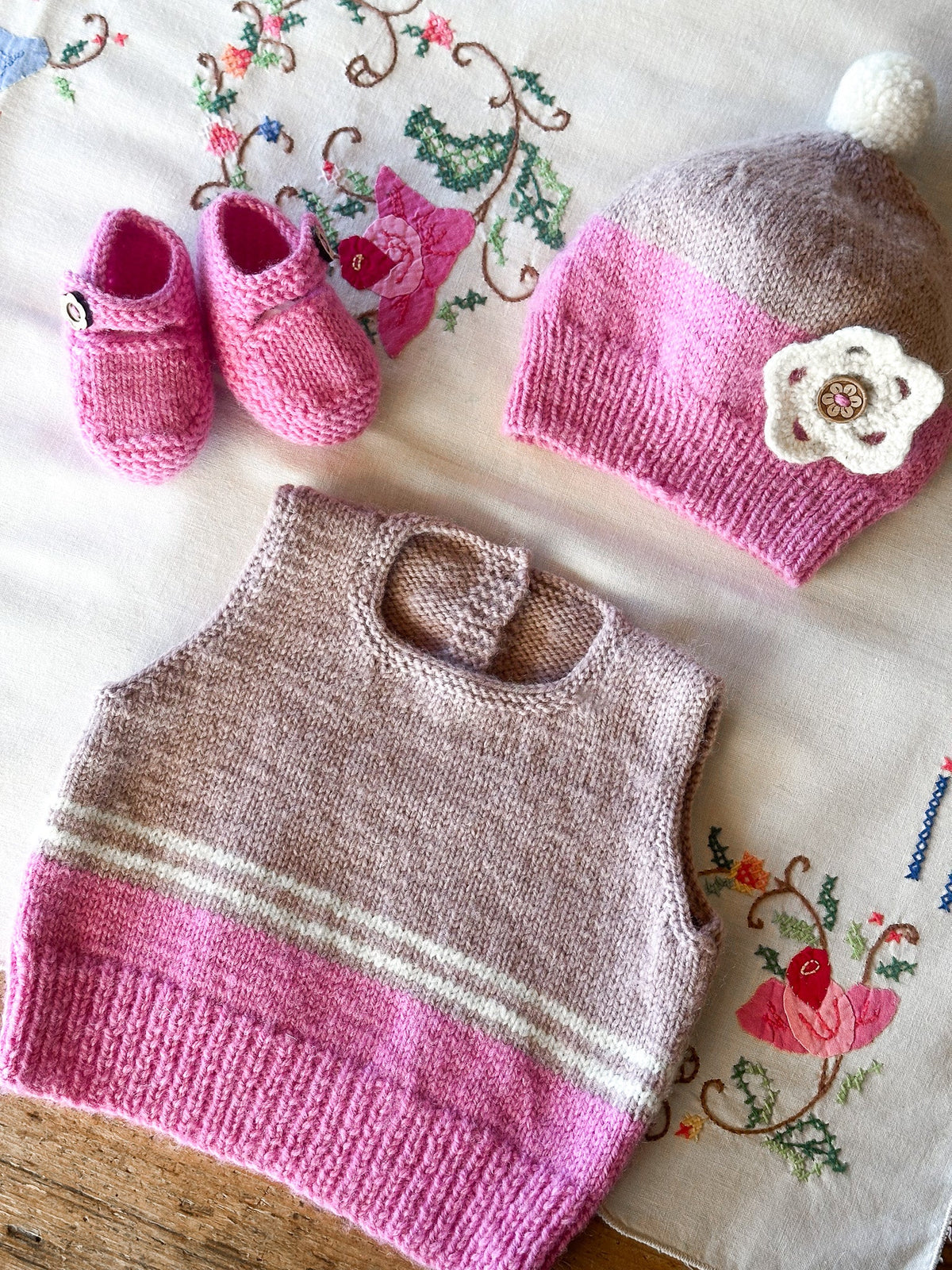 Cassidy Vest, Hat & Shoes 4ply | lisafdesign BC146